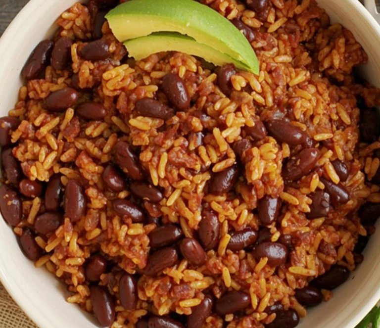 Spanischer Reis mit Bohnen – Herzhaft, würzig und einfach zuzubereiten